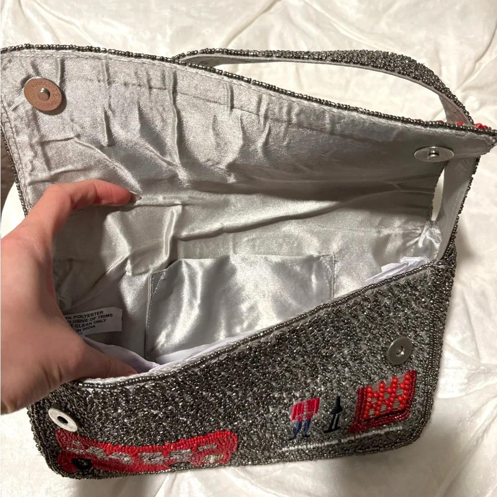 London-Inspired Beaded Handbag 🖤 - Picture 3 of 5